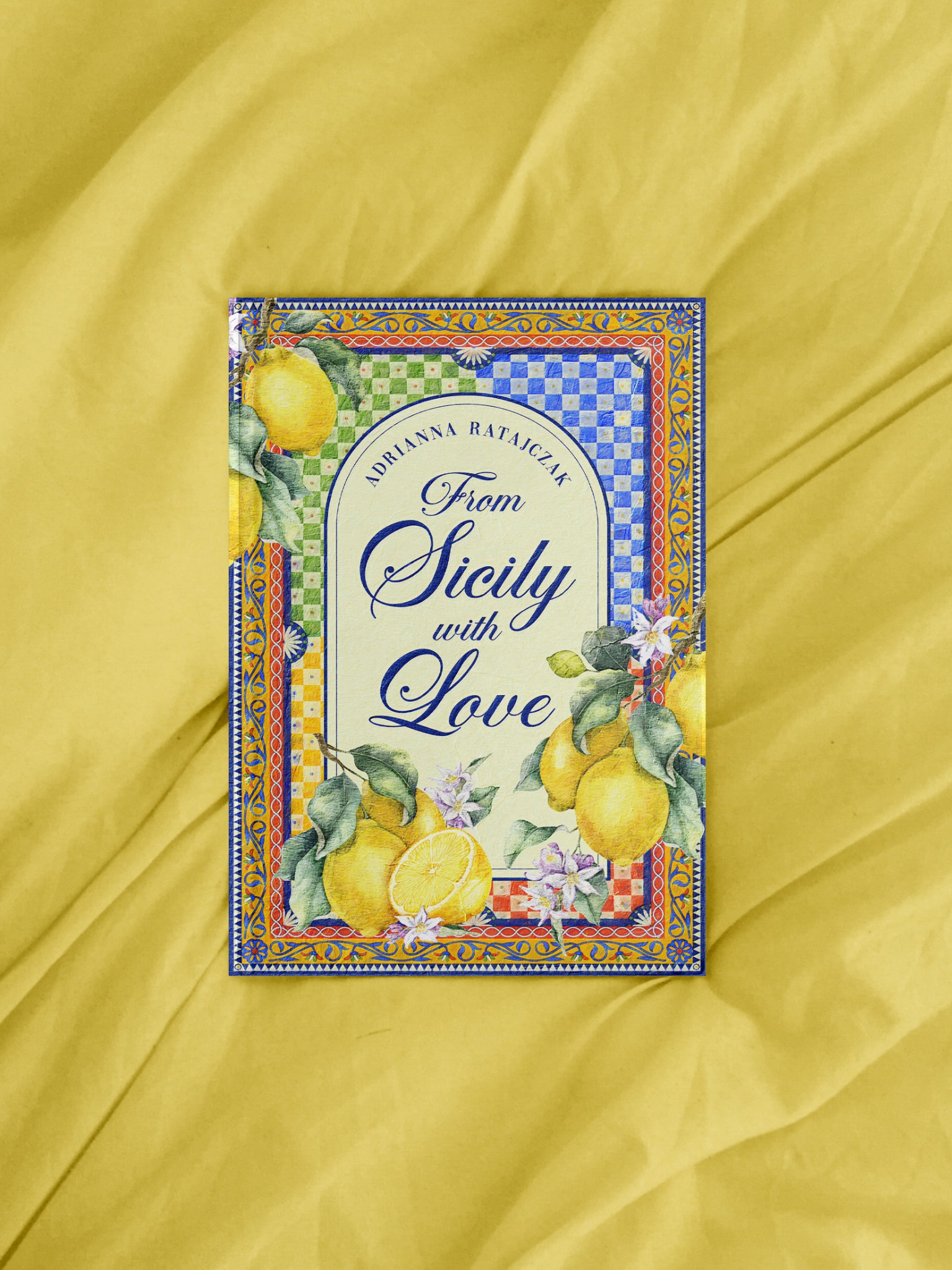 Projekt okładki książki 'From Sicily with Love' Adrianny Ratajczak, z motywem cytryn i kwiatów, na żółtym tle. Dekoracyjne obramowanie w stylu śródziemnomorskim.