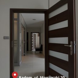 SuperEgo Centrum Psychoterapii Radom - Wnętrze Centrum Psychoterapii SuperEgo w Radomiu, widok z korytarza przez otwarte drzwi z numerem gabinetu. Zaproszenie do zapisania się na wizytę.