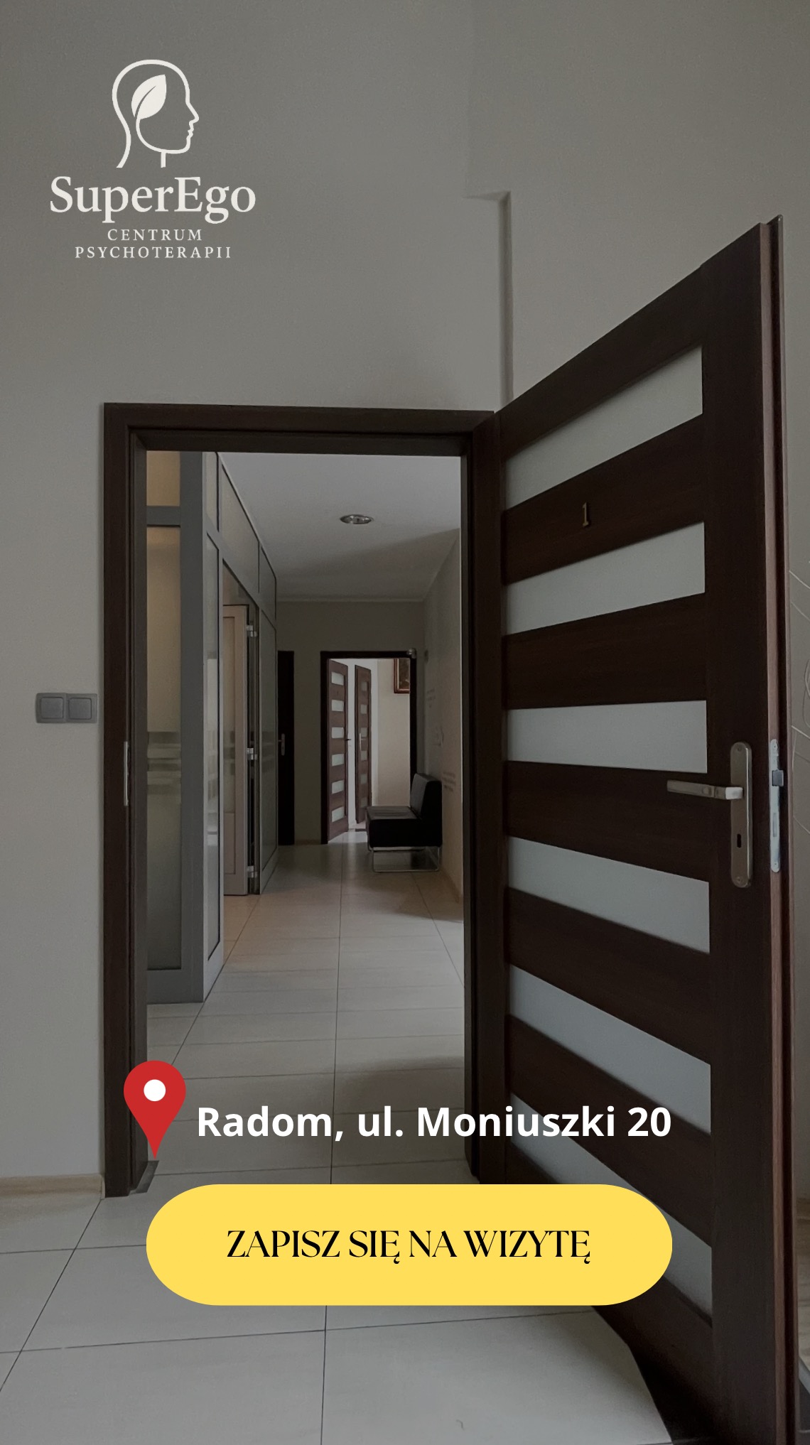Wnętrze Centrum Psychoterapii SuperEgo w Radomiu, widok z korytarza przez otwarte drzwi z numerem gabinetu. Zaproszenie do zapisania się na wizytę.