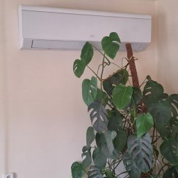 Proszę pamiętać aby w odległości 2m od nawiewu klimatyzatora nie umieszczać żadnych przeszkód. 