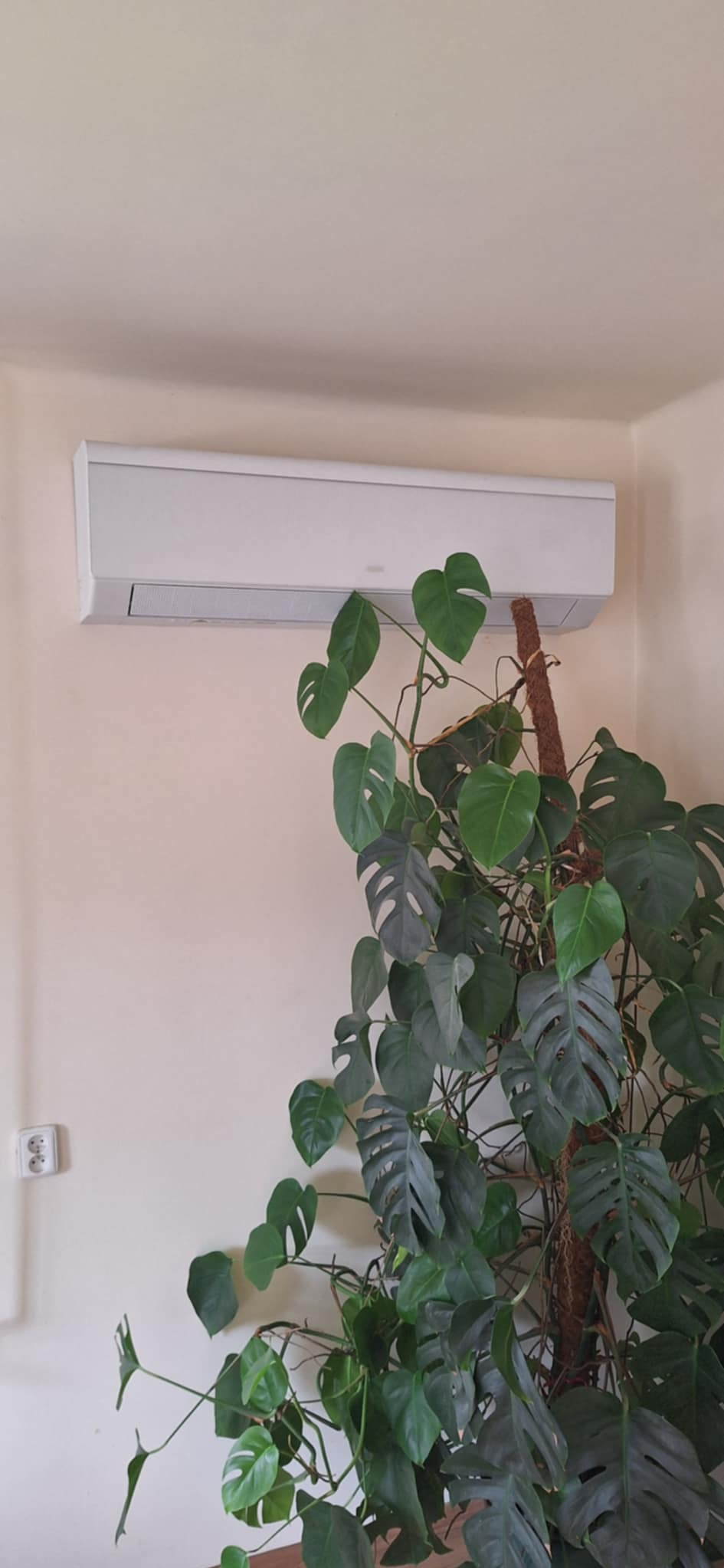 Proszę pamiętać aby w odległości 2m od nawiewu klimatyzatora nie umieszczać żadnych przeszkód.