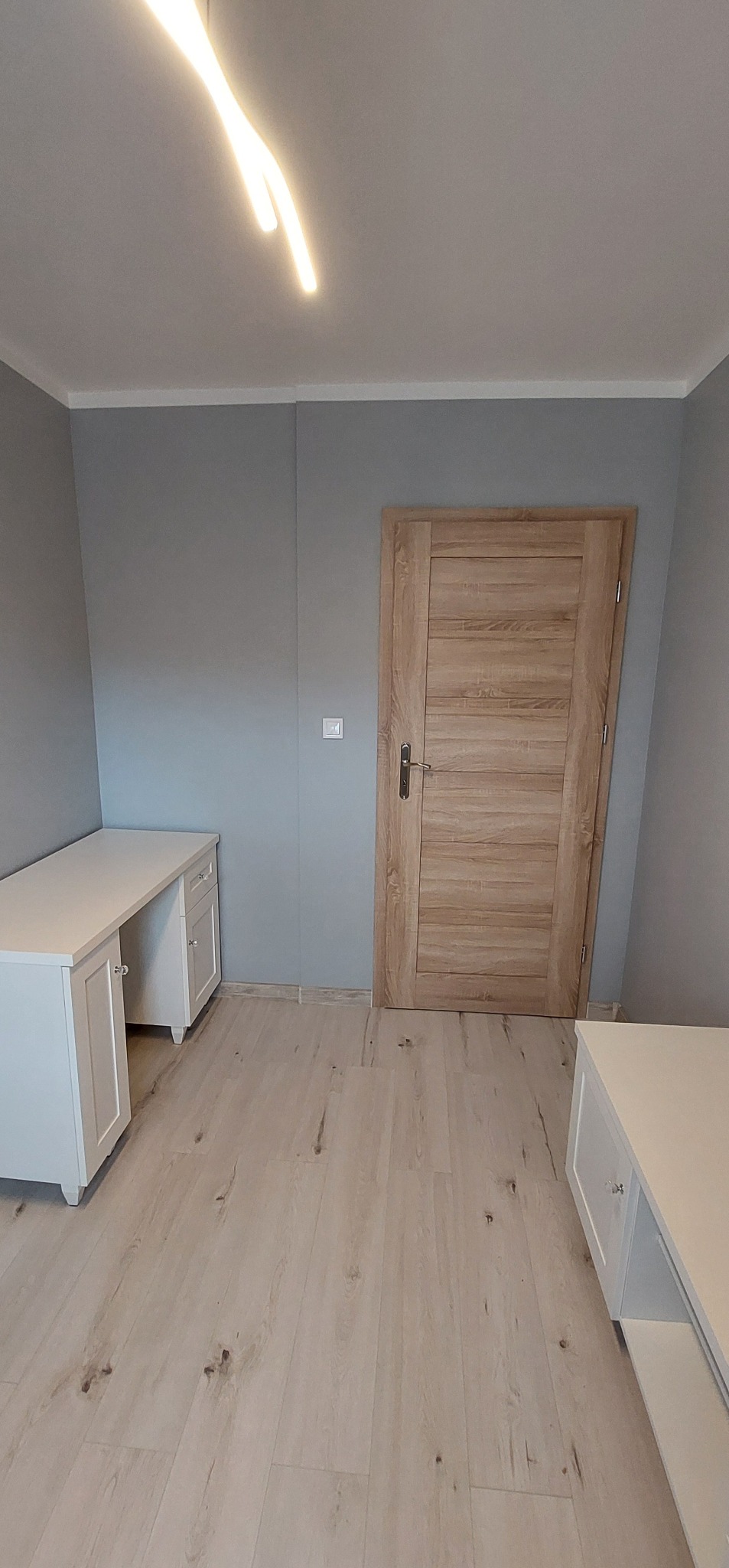 Remont pokoju. Szpachlowanie, malowanie, osadzenie drzwi, położenie paneli oraz złożenie mebli