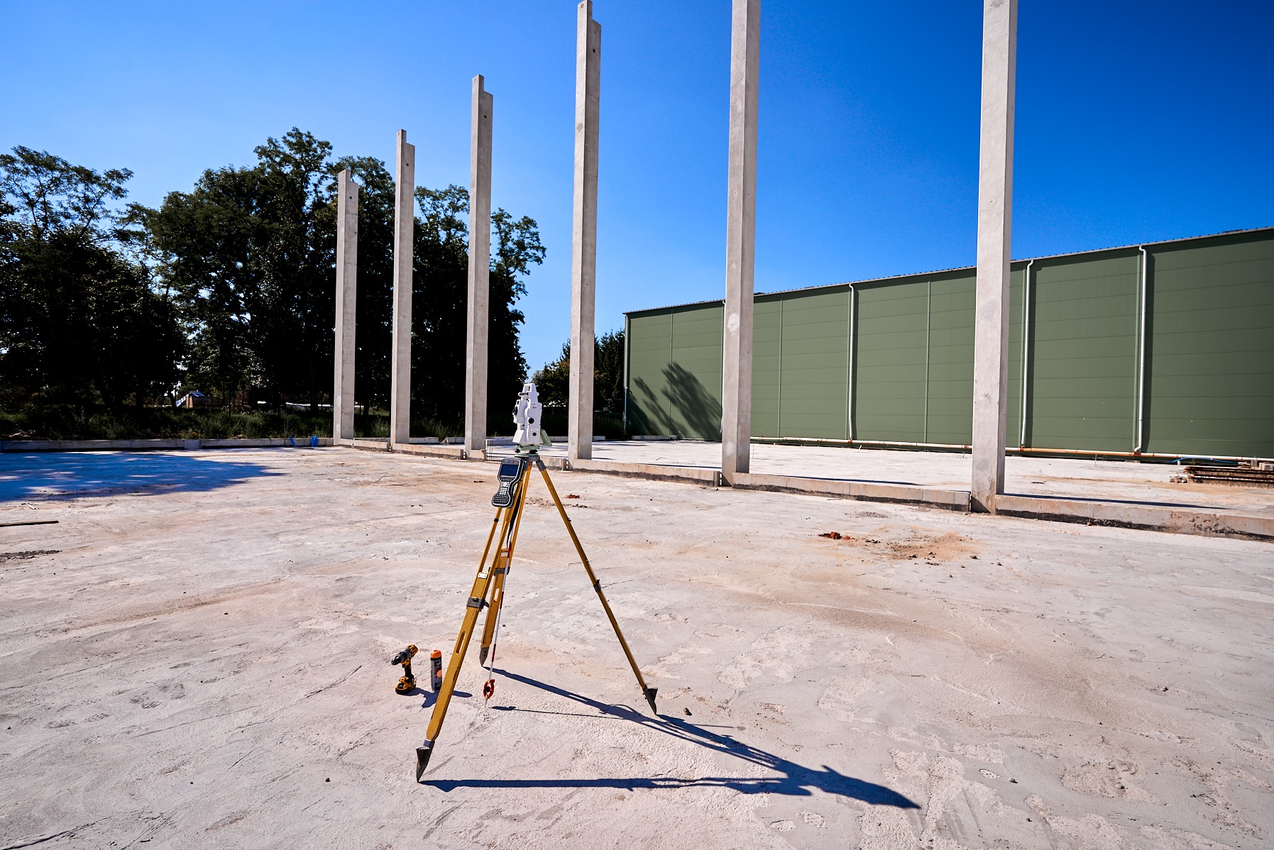 Pomiar pionowości słupów żelbetowych