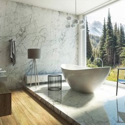 Arteriors - Nowoczesna łazienka z marmurowymi ścianami i wolnostojącą wanną na tle panoramicznego okna z widokiem na las górski. Minimalistyczny design, drewniane akcenty.