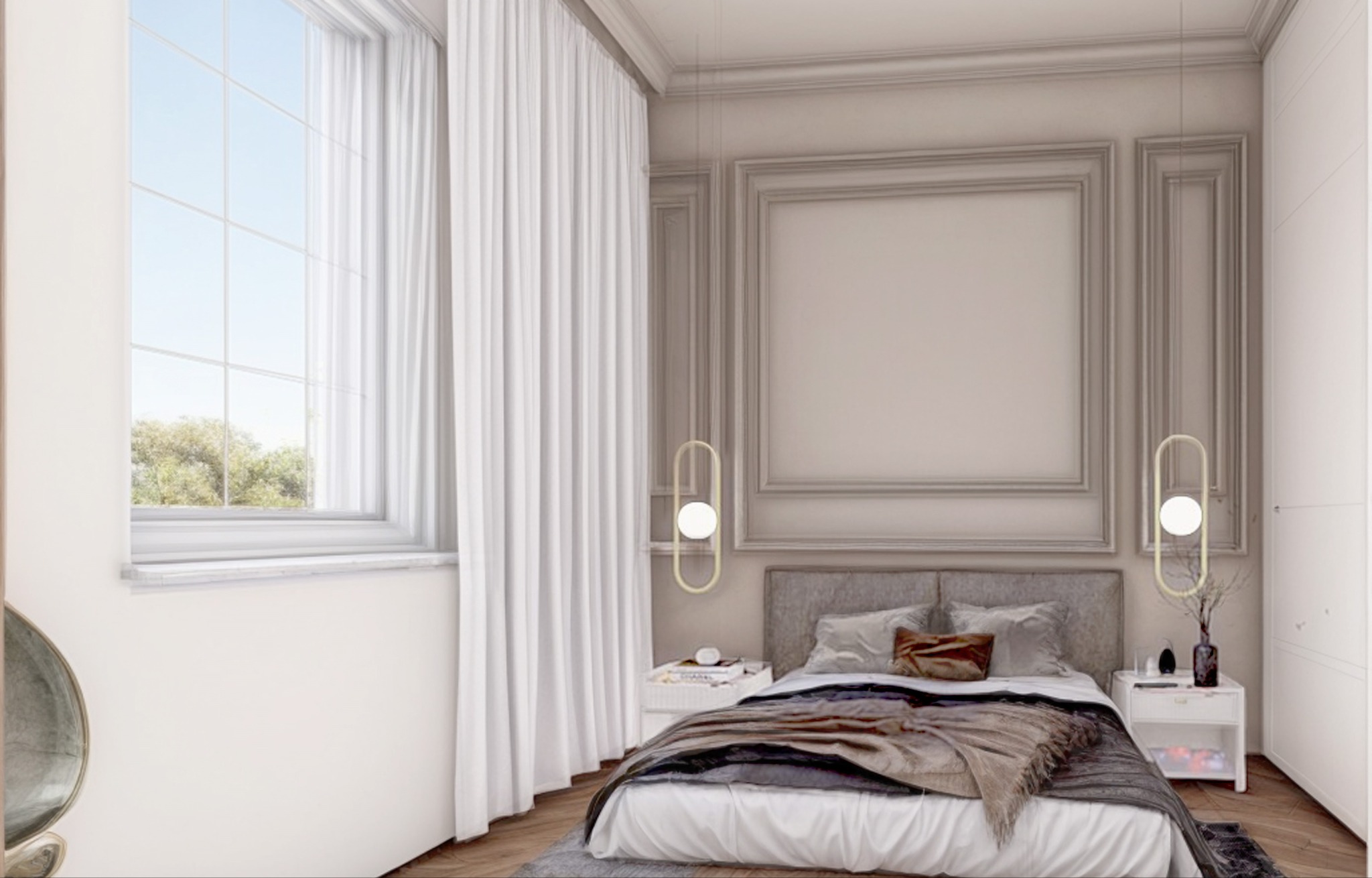 Jasna sypialnia z dużym oknem, zasłoniętym białymi zasłonami. Nad łóżkiem dekoracyjne panele ścienne i lampy. Na szafkach nocnych dekoracje. Minimalistyczny styl.