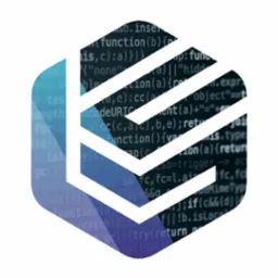 Abstrakcyjne logo w kształcie sześcioboku z motywem kodu źródłowego i białym znakiem graficznym. Gradientowe, niebieskie tło.