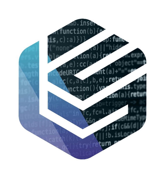 Abstrakcyjne logo w kształcie sześcioboku z motywem kodu źródłowego i białym znakiem graficznym. Gradientowe, niebieskie tło.