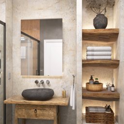 Paulina Staszak - Studio Detal - Stylowa łazienka z umywalką z kamienia na drewnianej konsoli, podświetlanym lustrem i półkami z dekoracjami. Elementy wystroju w stylu rustykalnym.