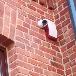 montaż kamer i systemów alarmowych