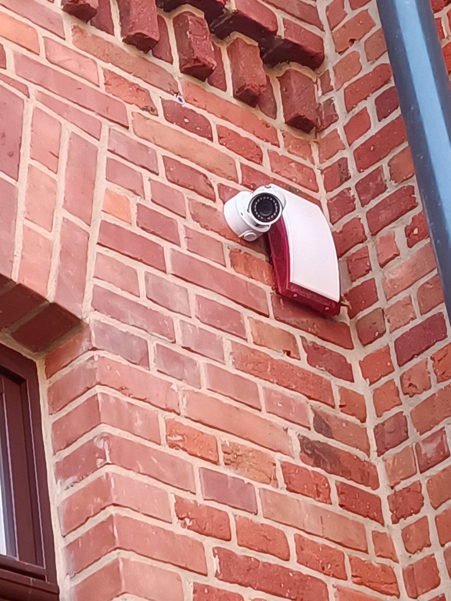 montaż kamer i systemów alarmowych