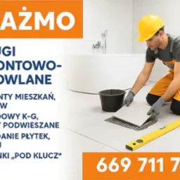 Glazurnik w kasku układa białe płytki w łazience. Widoczny poziomica, wiadro i częściowo wanna. W tle stelaż pod zabudowę. Ujęcie z góry.