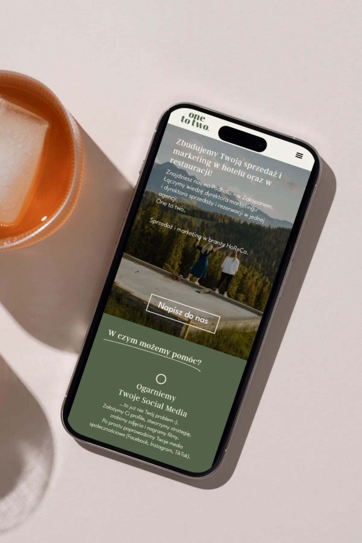 Strona internetowa dla agencji marketingowej w wyglądzie na telefon.