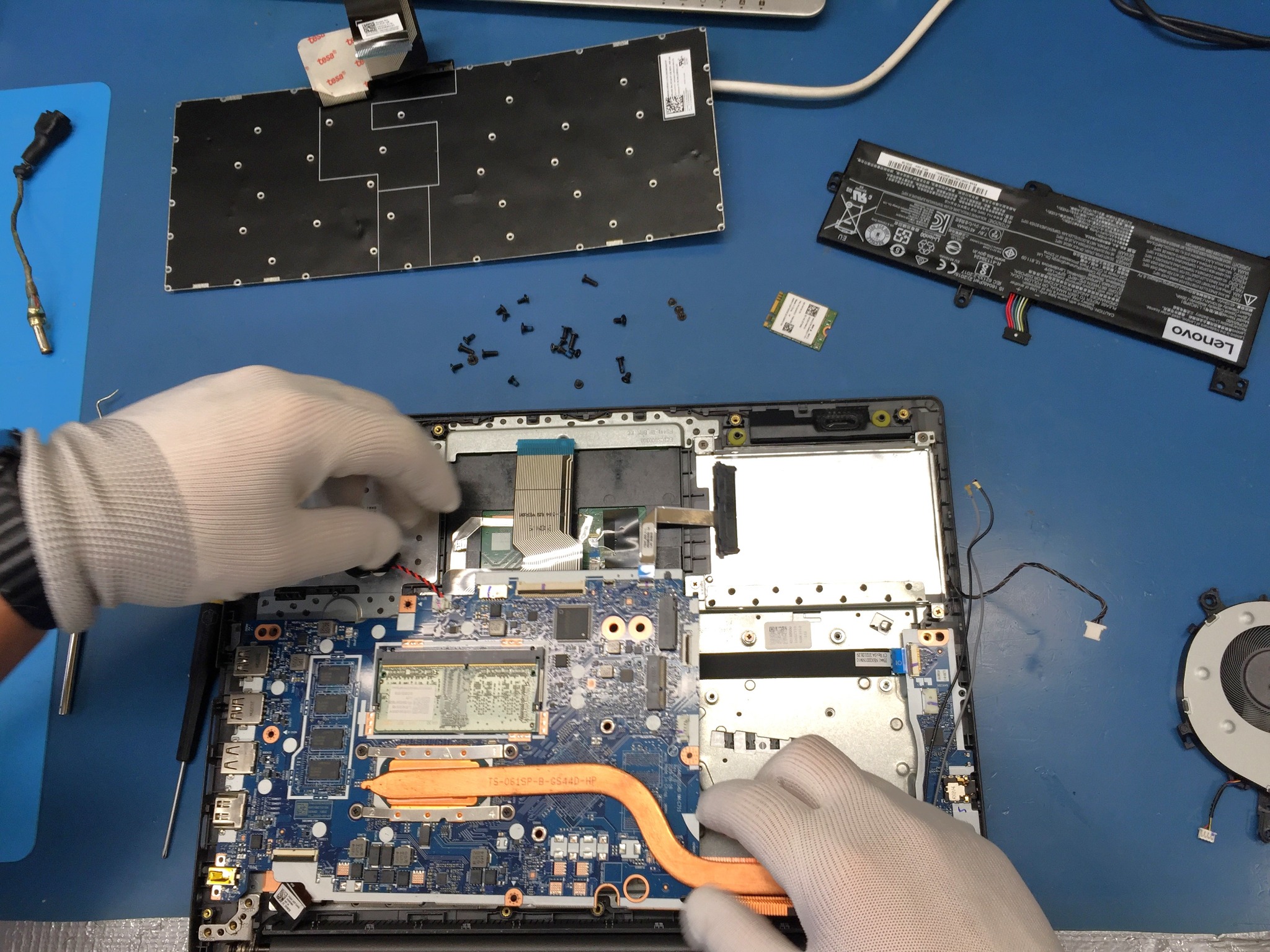 Wymiana klawiatury w laptopie Lenovo