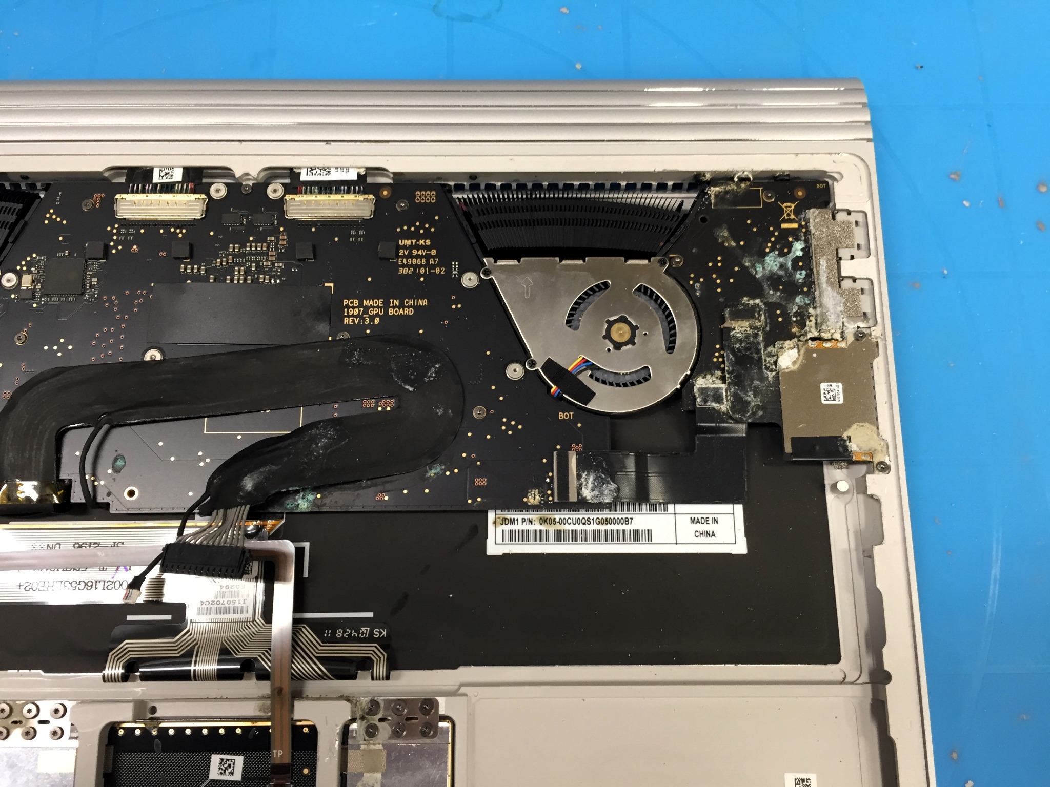 Naprawa płyty głównej po zalaniu w laptopie Surface