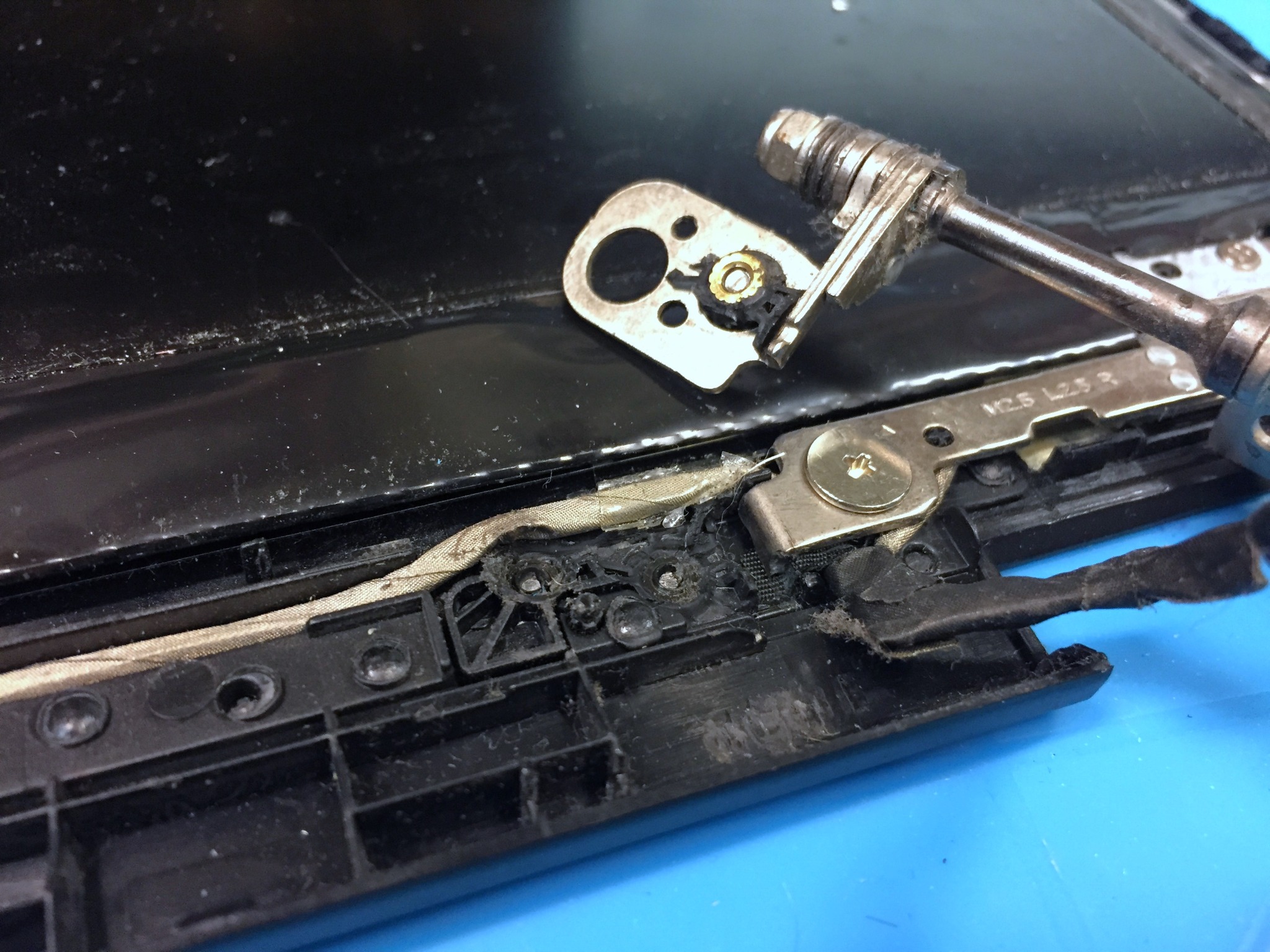 Naprawa zawiasów klapy w laptopie