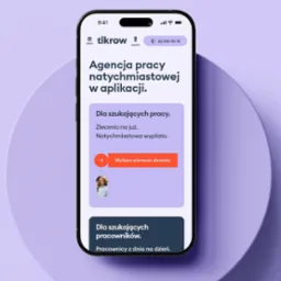 Ekran smartfona prezentujący interfejs aplikacji mobilnej agencji pracy tymczasowej, z fioletowym tłem i czytelnym układem dla szukających pracy i pracowników.