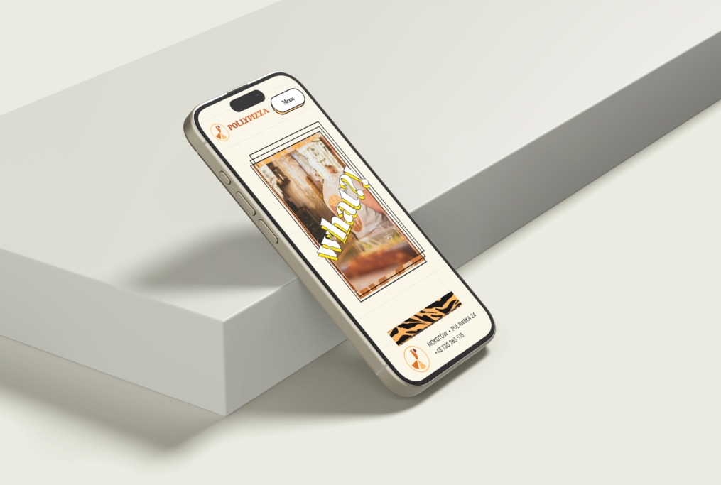 Telefon z wyświetloną stroną internetową pizzerii 'PollyPizza' na kremowym tle z elementami geometrycznymi. Widoczny adres i numer telefonu.