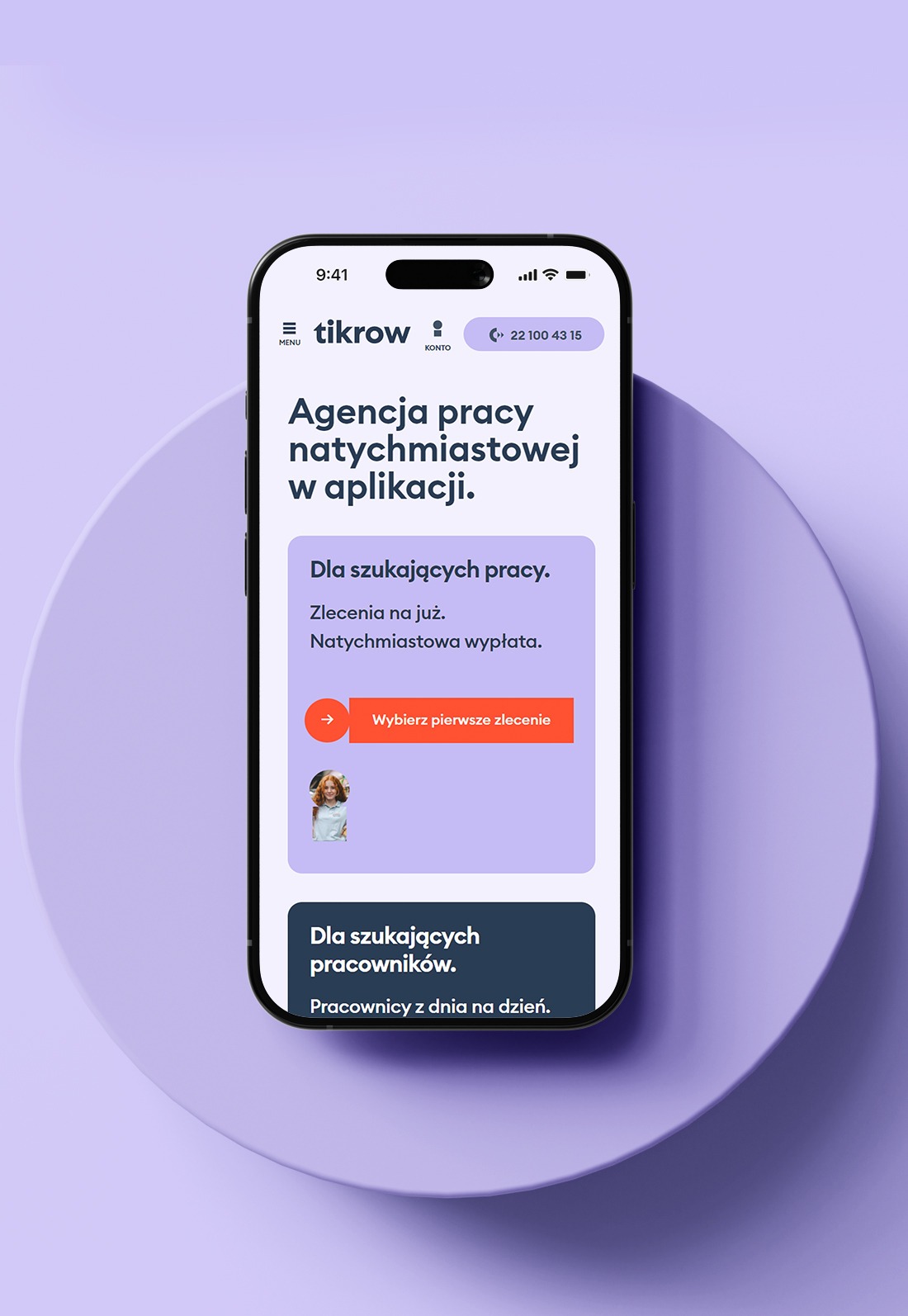 Ekran smartfona prezentujący interfejs aplikacji mobilnej agencji pracy tymczasowej, z fioletowym tłem i czytelnym układem dla szukających pracy i pracowników.