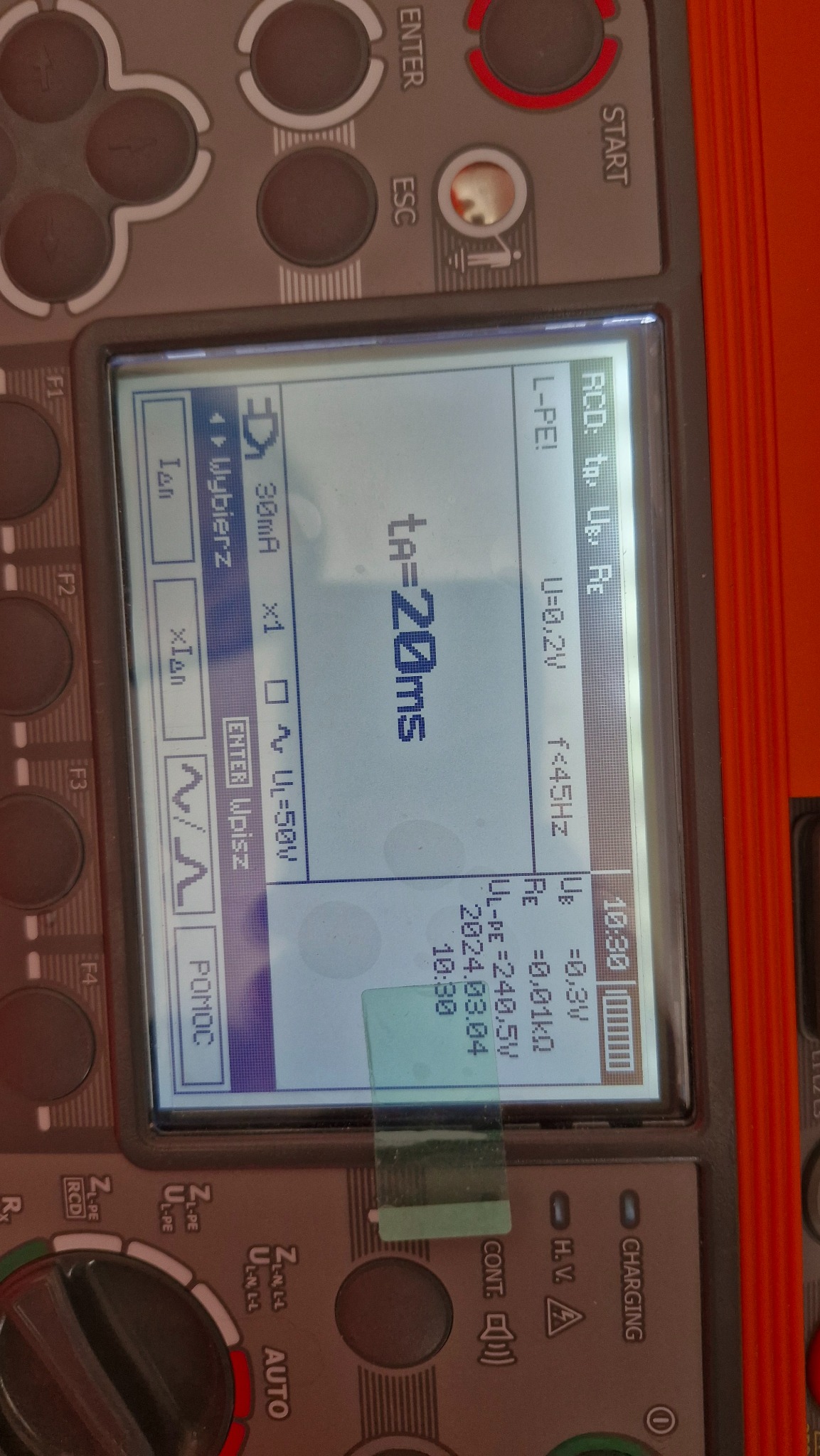 Miernik elektryczny w trakcie pomiarów. Na ekranie widoczne parametry: napięcie 0.2V, częstotliwość <45Hz, rezystancja 0.01kΩ, data 2024.03.04 i czas 10:30.