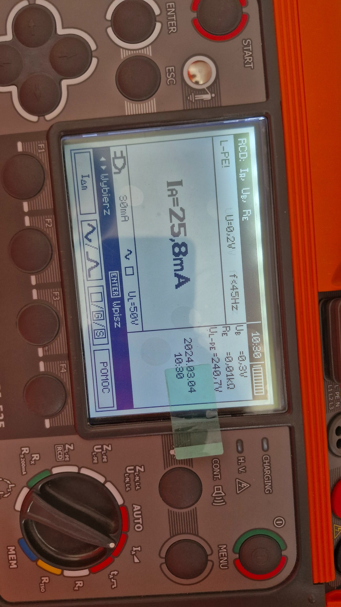 Miernik elektryczny z wyświetlaczem wskazującym wartość prądu 25,8mA, datę 2024.03.04 i godzinę 10:30. Widoczne przyciski i pokrętła urządzenia.