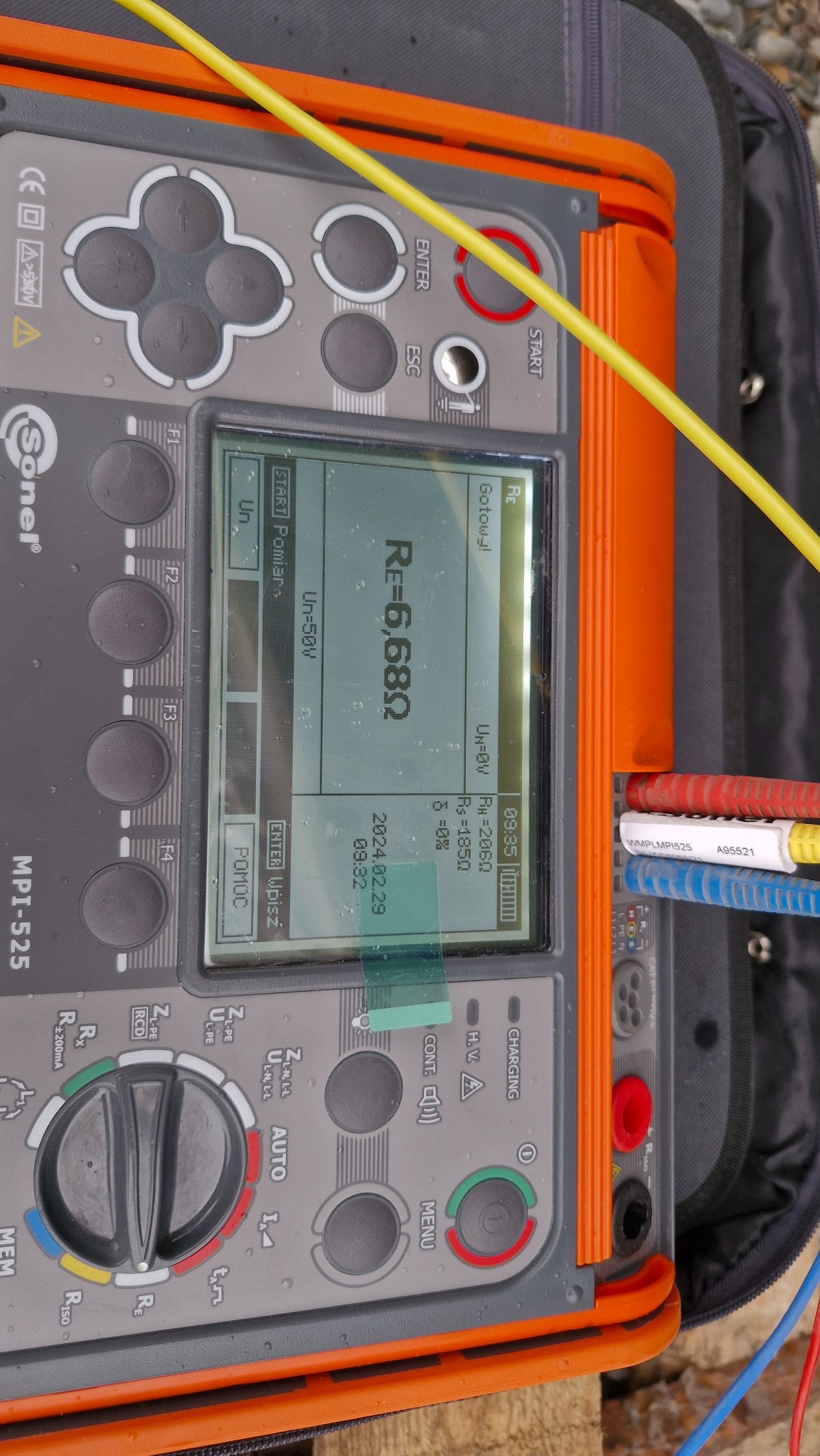 Miernik Sonel MPI-525 z wyświetlonym wynikiem pomiaru rezystancji uziemienia (Re=6,68Ω), widoczne przewody pomiarowe i elementy sterujące urządzenia.