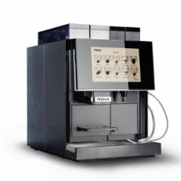 Nowoczesny, automatyczny ekspres do kawy Fresco w kolorze grafitowym, z dotykowym panelem wyboru napojów, na białym tle. Widoczny pojemnik na wodę i tacka ociekowa.