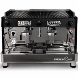 Profesjonalny, dwugrupowy ekspres do kawy Fresco Roma Diade'a z chromowanymi elementami i manometrem, na białym tle, z widocznym logo UciMac.