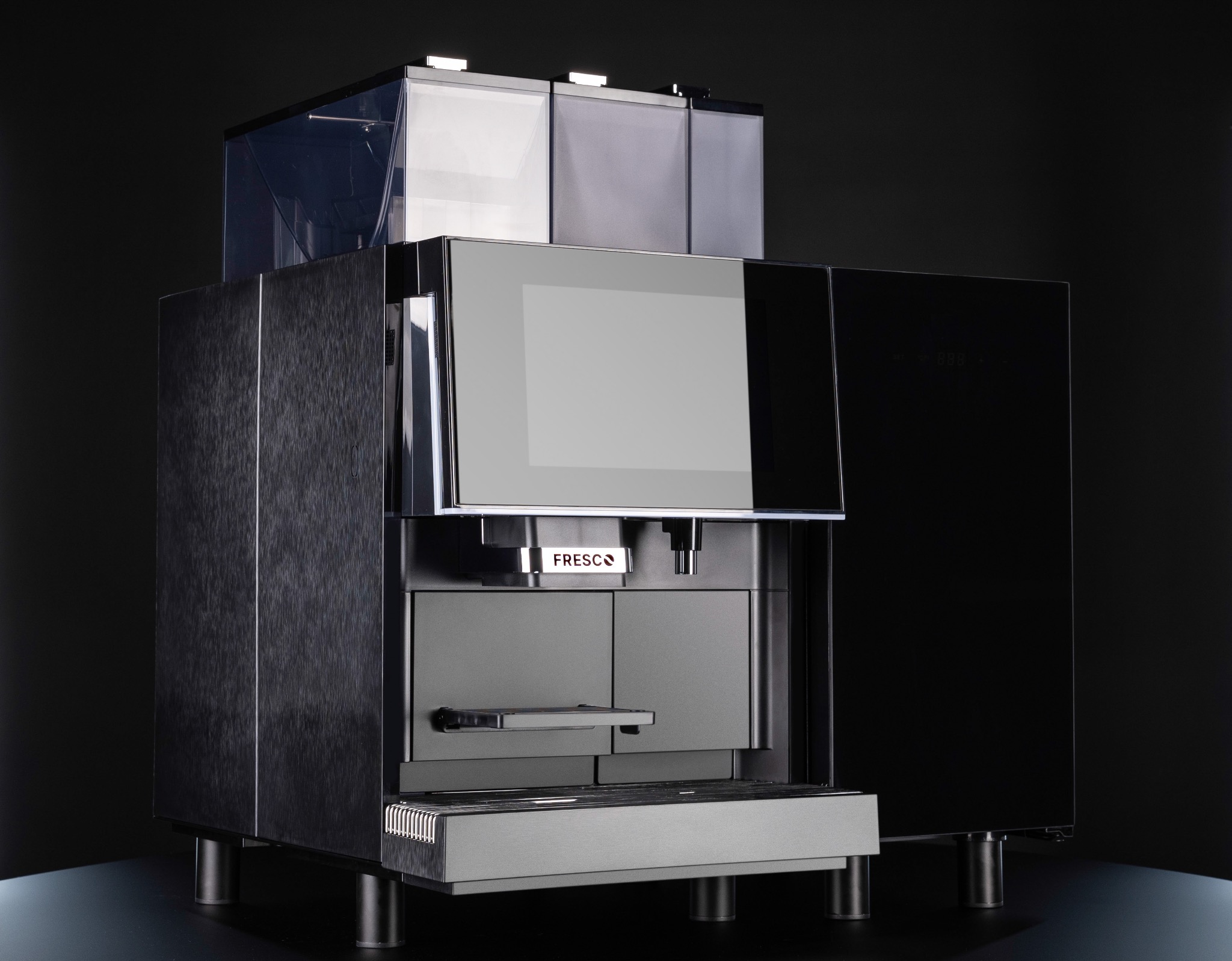 Profesjonalny, automatyczny ekspres do kawy Fresco, z dużym dotykowym ekranem i zbiornikami na wodę, na ciemnym tle.