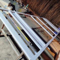 SPAW-BUD - Malowana na szaro metalowa konstrukcja w warsztacie w Jedwabnie, widoczna z góry. Elementy konstrukcyjne i narzędzia w tle. Przygotowanie do montażu?