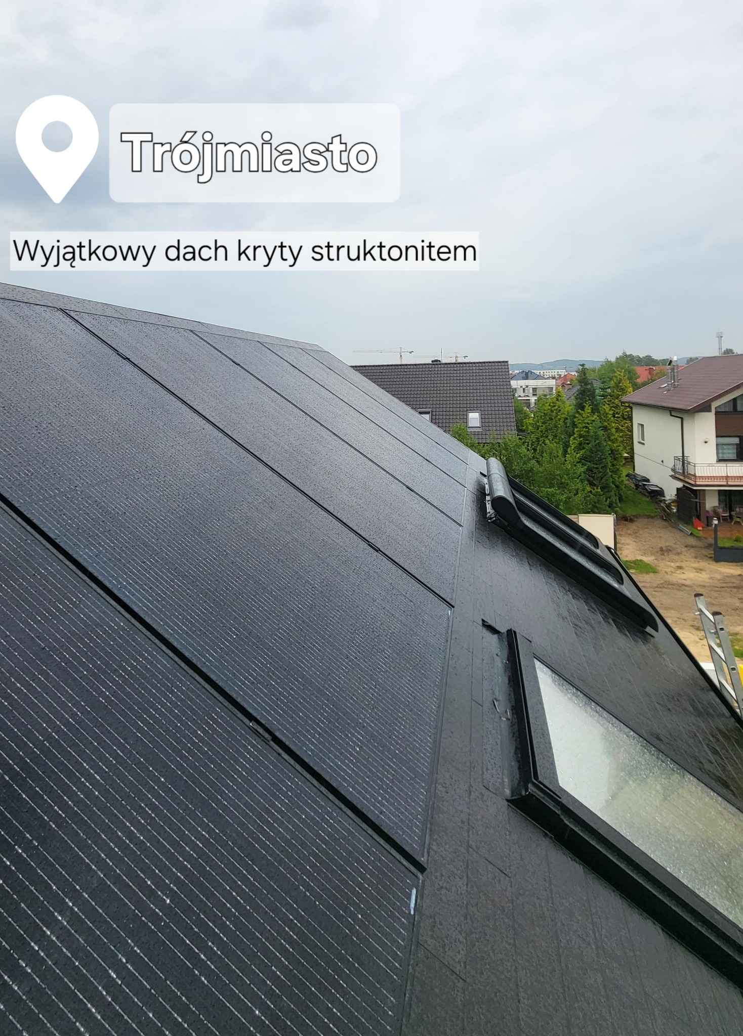 Panele typu fullblack na unikatowym dachu krytym struktonitem.