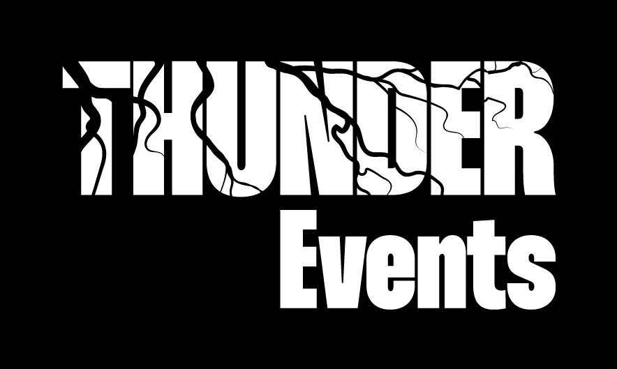 Grafika z białym napisem 'THUNDER Events' na czarnym tle, z motywem błyskawic wkomponowanym w litery. Prosty, nowoczesny design.