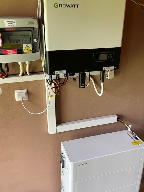 Instalacja magazynu energii Growatt w Katowicach. Biała obudowa, widoczne okablowanie i zabezpieczenia. Realizacja wewnątrz budynku.