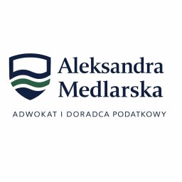 KANCELARIA ADWOKATA I DORADCY PODATKOWEGO ALEKSANDRA MEDLARSKA - Logo kancelarii Aleksandry Medlarskiej, adwokata i doradcy podatkowego. Granatowo-zielony herb z falami, obok nazwa i stanowisko na białym tle.