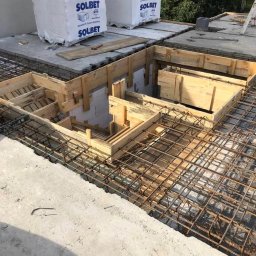 Mykhailo Olenich - Zbrojenie i szalunek pod wylewkę na stropie budynku. Widoczne bloczki Solbet. Prace budowlane na etapie przygotowania do betonowania. Detal konstrukcji budynku.