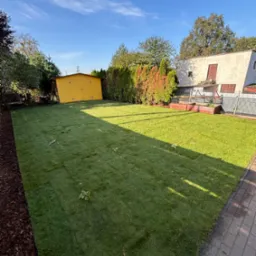 Zakładanie trawników z rolki