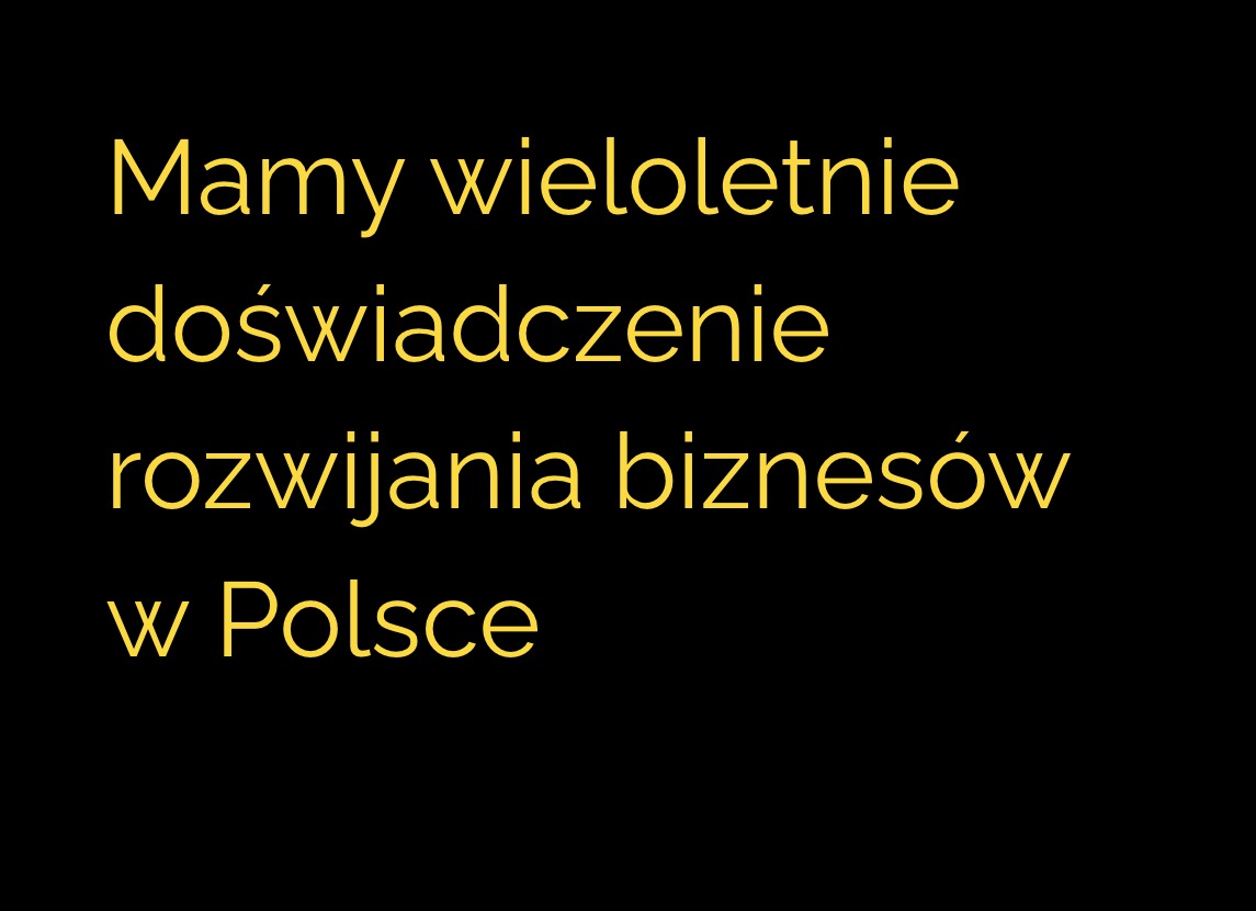 Czarny baner z żółtym tekstem: 'Mamy wieloletnie doświadczenie rozwijania biznesów w Polsce'. Grafika reklamowa firmy oferującej usługi dla biznesu.