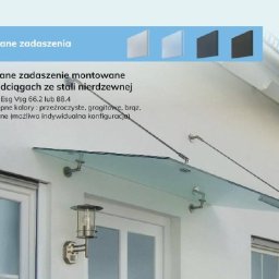 OwnGlass Oksana Boryslavska - Szklane zadaszenie nad wejściem, montowane na stalowych odciągach. Przezroczyste szkło, widoczna lampa ścienna obok drzwi. Minimalistyczny design.