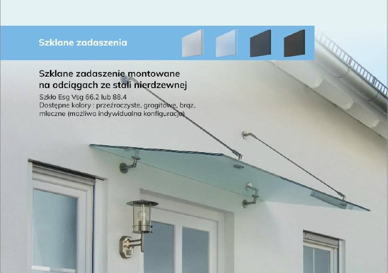 Szklane zadaszenie nad wejściem, montowane na stalowych odciągach. Przezroczyste szkło, widoczna lampa ścienna obok drzwi. Minimalistyczny design.