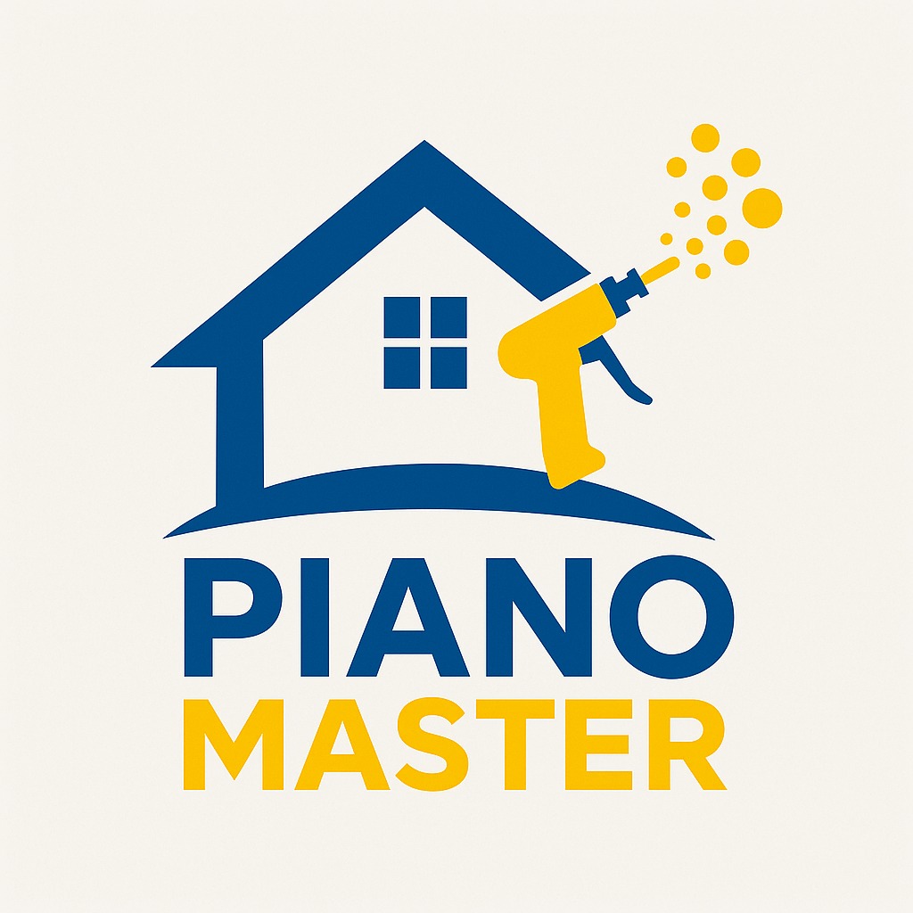 Graficzne logo: niebieski dom z oknem, pistolet do pianki PUR w kolorze żółtym aplikujący pianę. Pod spodem napis 'PIANO MASTER'.