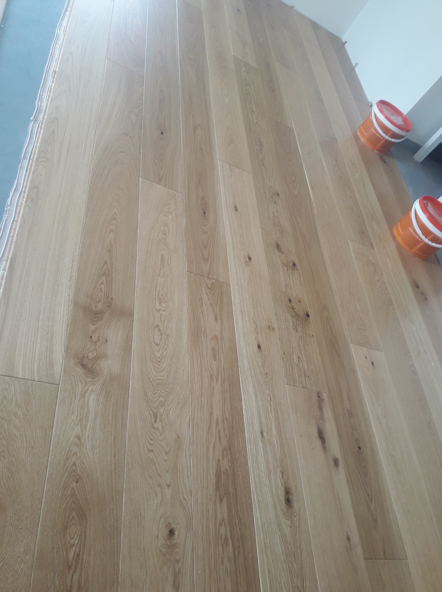 Układanie deski dębowej