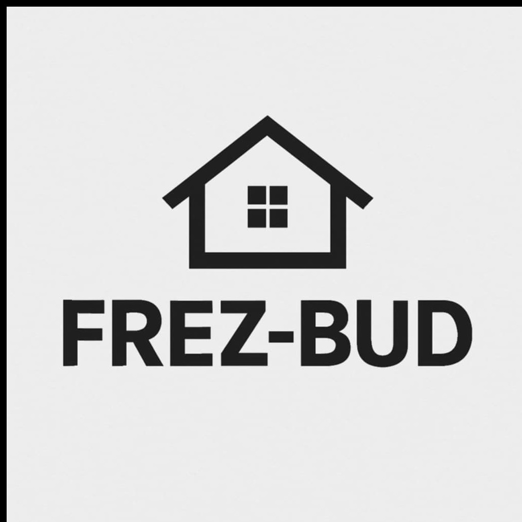 Minimalistyczne logo firmy budowlanej FREZ-BUD z ikoną domu z oknami, czarne na jasnoszarym tle. Prosty, nowoczesny design.
