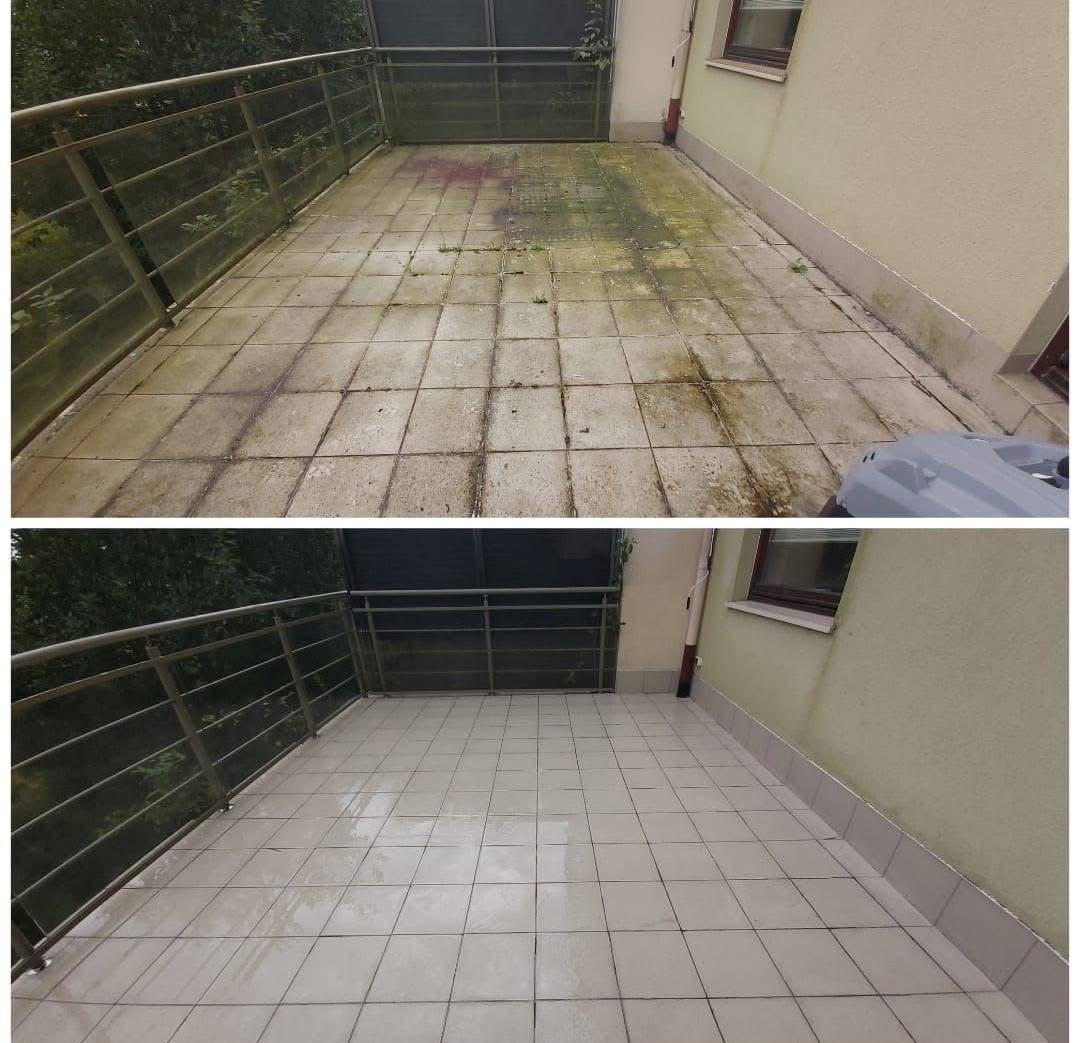 Balkon przed i po czyszczeniu: brudne, zielone płytki kontra lśniąca, czysta powierzchnia. Widoczne metalowe barierki i fragment ściany budynku.