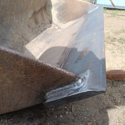 Naprawa spawalnicza w tym wycięcie starego lemiesza i wspawanie nowego, oraz spawanie wszelkich pęknięć na łyżce skarpowej 120cm 