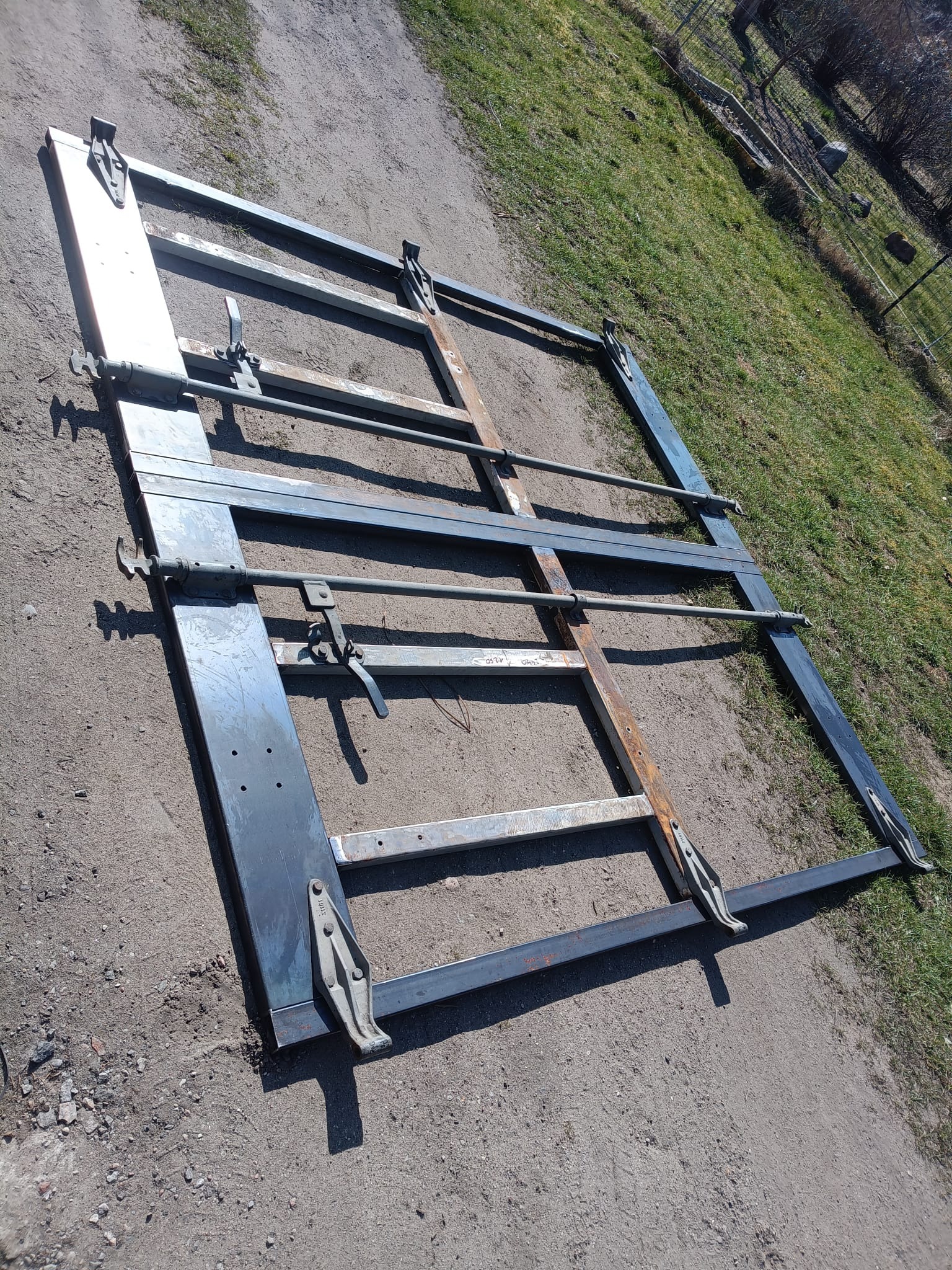 Regeneracja zgnitych drzwi od naczepy.