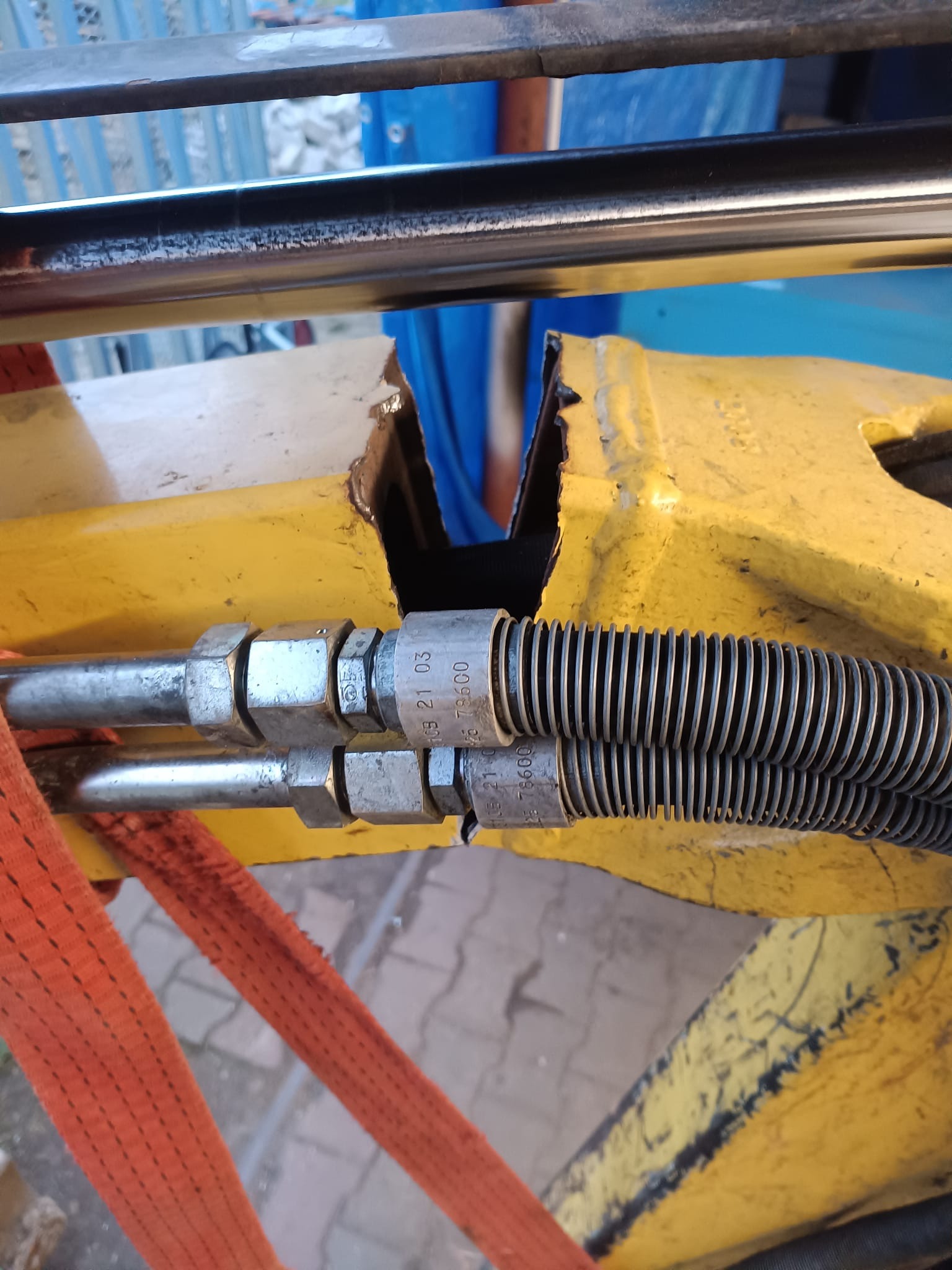 Naprawa spawalnicza pękniętego ramienia minikoparki.