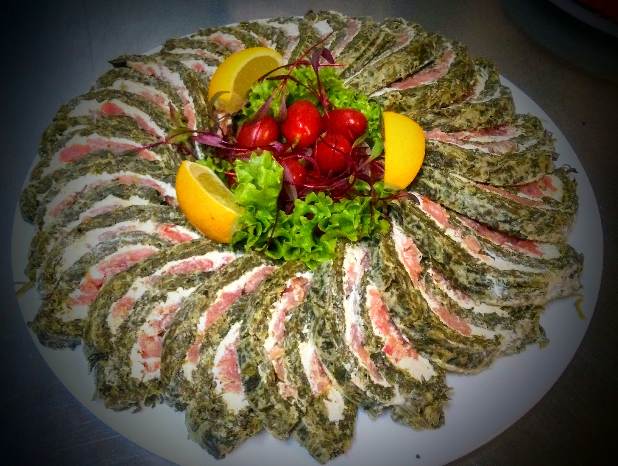 Rolada łososio -szpinakowa