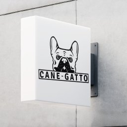 Maciej Arczyński - Kanciasty szyld z wizerunkiem buldoga francuskiego i napisem 'CANE-GATTO' na szarej, betonowej ścianie. Detal minimalistycznego oznakowania firmy.