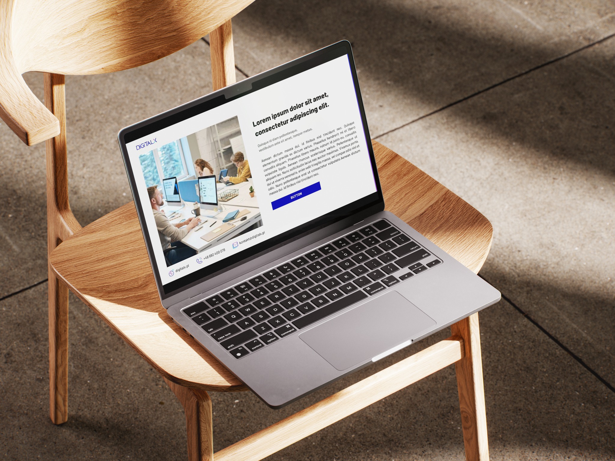 Laptop z otwartą stroną internetową na drewnianym krześle. Widoczny ekran z tekstem 'Lorem ipsum' i obrazem zespołu pracującego przy komputerach.