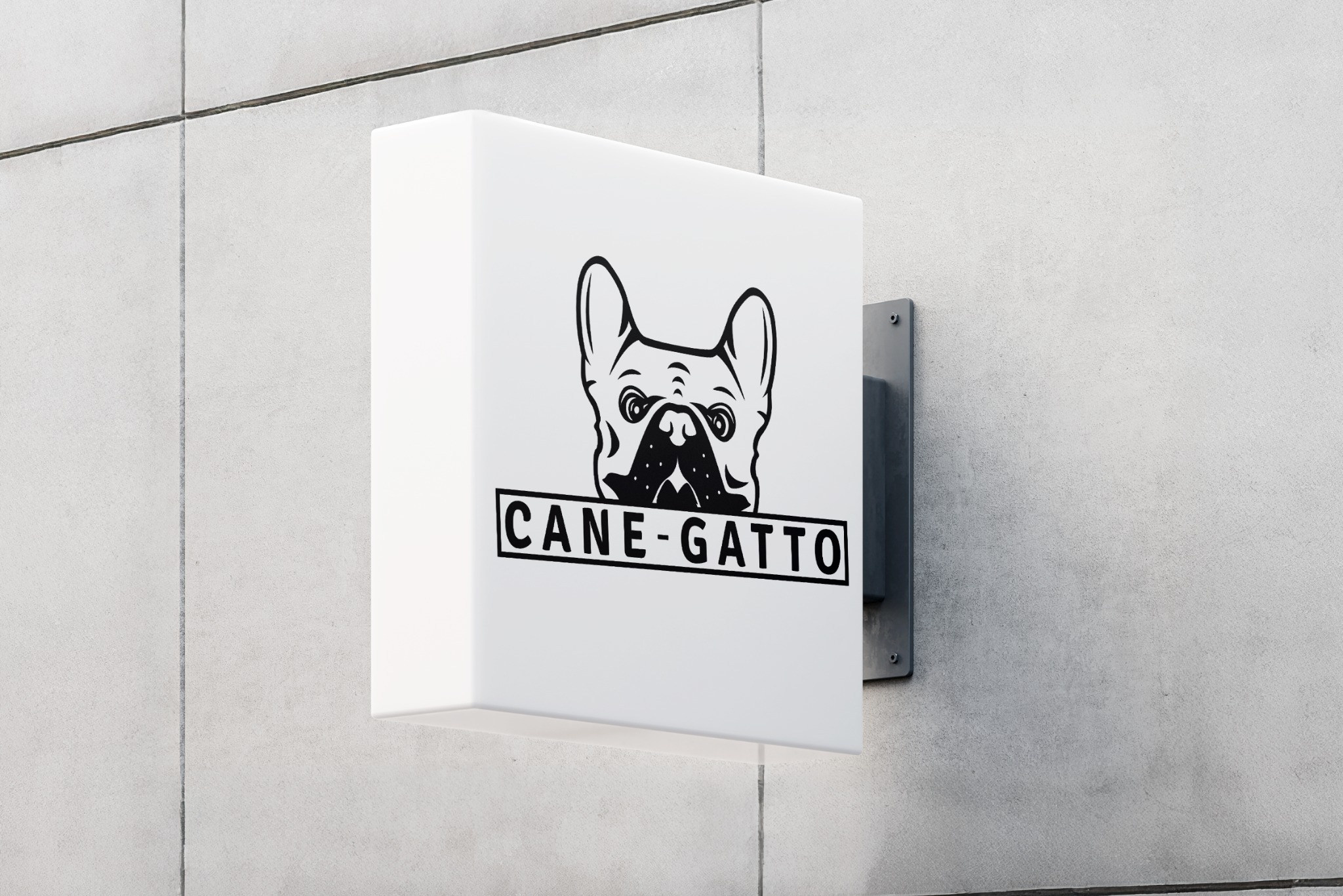 Kanciasty szyld z wizerunkiem buldoga francuskiego i napisem 'CANE-GATTO' na szarej, betonowej ścianie. Detal minimalistycznego oznakowania firmy.