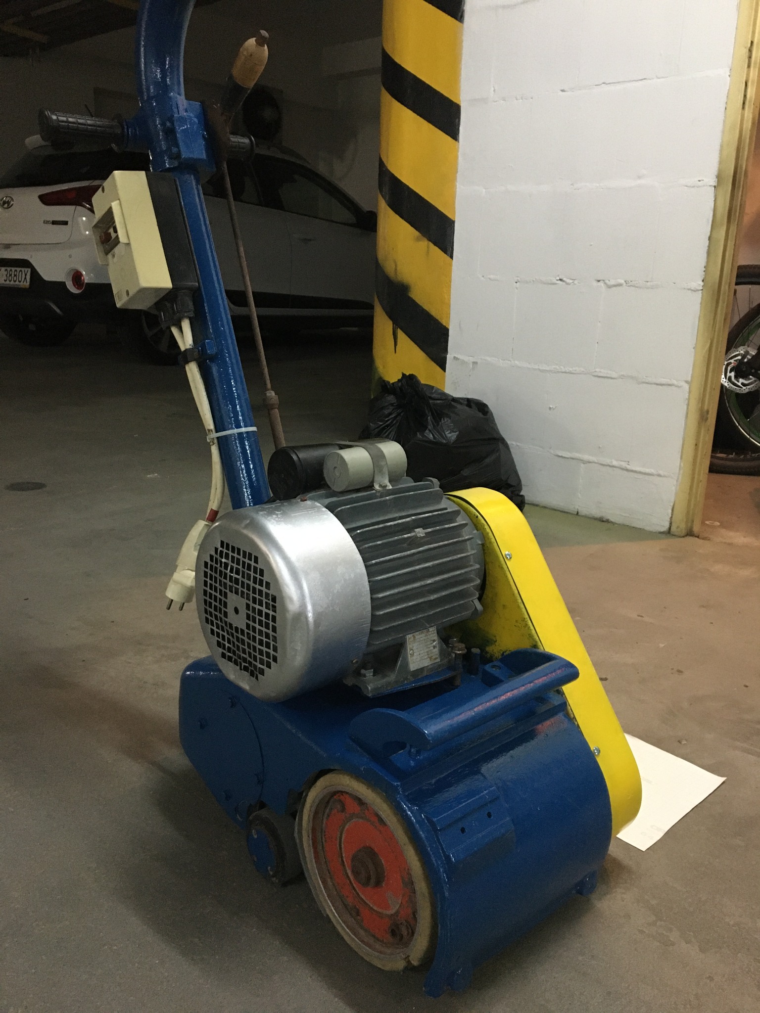 Sprawdzony sprzęt do prac cykliniarskich.